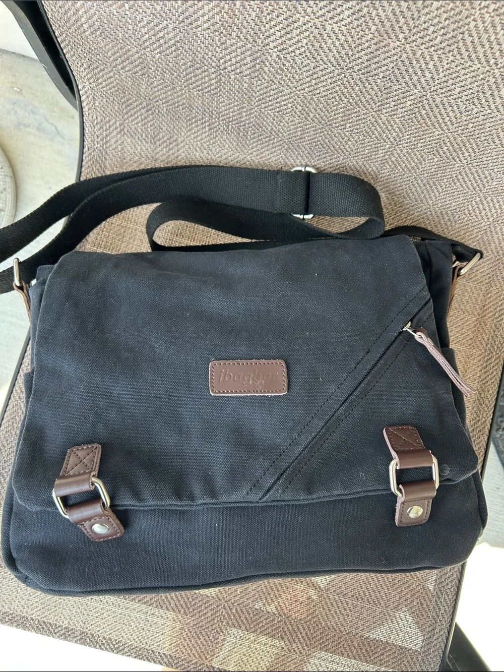 Ibagbar black canvas